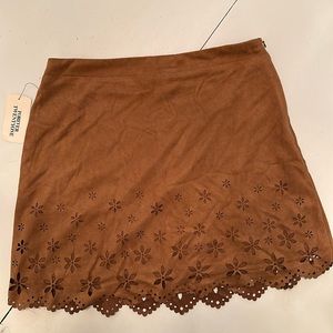 Brown suede mini skirt. With cut out design along the bottom. Size M.
